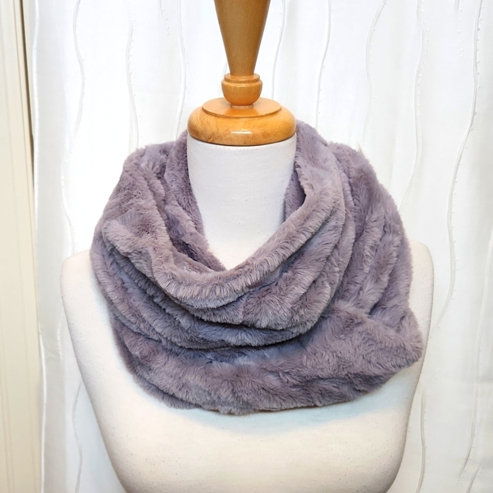 NWT West Loop Faux Fur Gray Scarf